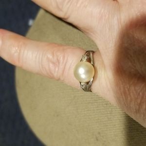 Pearl ring on sterling silver with diamond points